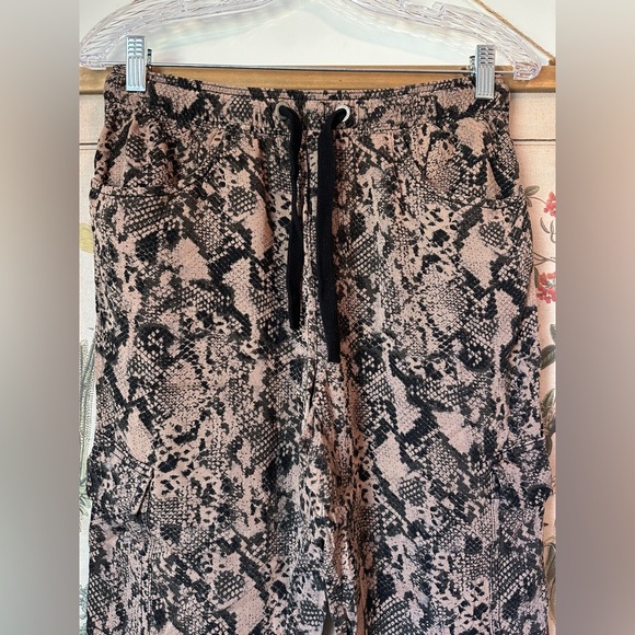 Sanctuary Lightweight Utility Reptile Snake Print Crop Pant Straight Leg Brown S - Picture 2 of 10